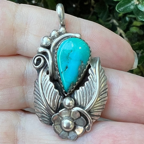 VINTAGE 925 STERLING SILVER NAVAJO NATIVE AMERICAN TURQUOISE LARGE PENDANT
